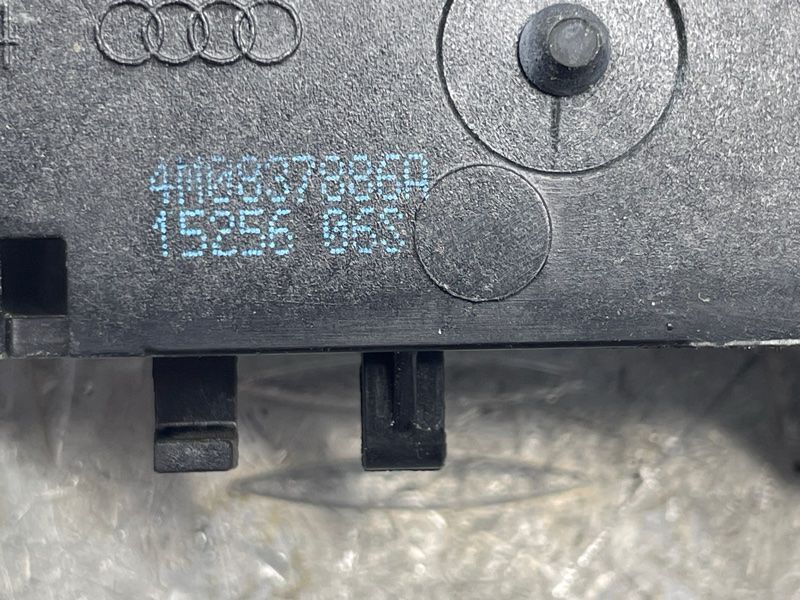 Кронштейн ручки 4M0837886A Audi Q7
