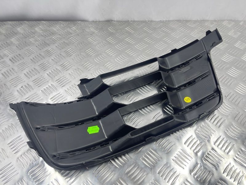 Решетка воздухозаборника бампера s-line 4M0807682DGXE Audi Q7