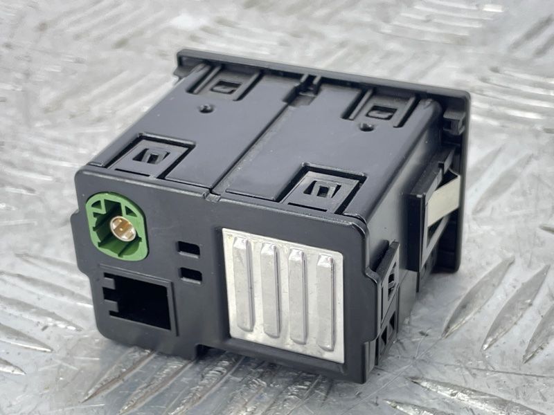 Роз'єм для підключення зовнішніх аудіоджерел (2x USB + 1x AUX-IN) 4G0035736 Audi A6 Audi A6, Audi S6