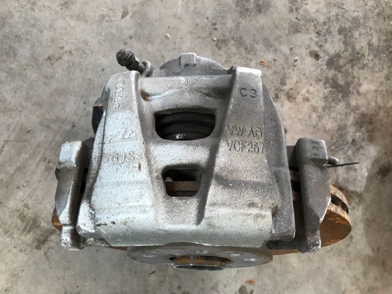 Суппорт тормозной 5N0615124 Volkswagen Tiguan