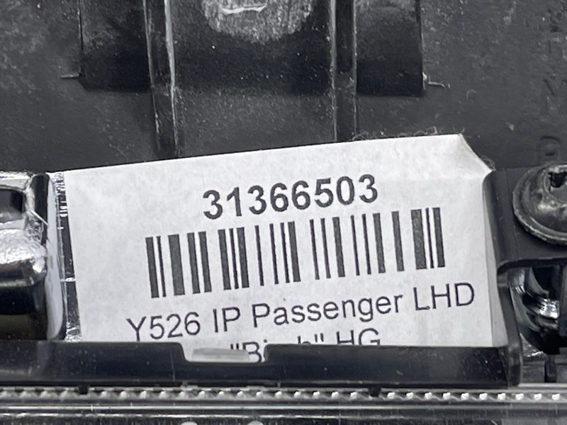 Декоративная накладка на торпедо Volvo XC90