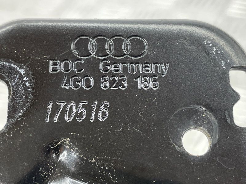 Скоба замка капоту 4G0823186 Audi A7