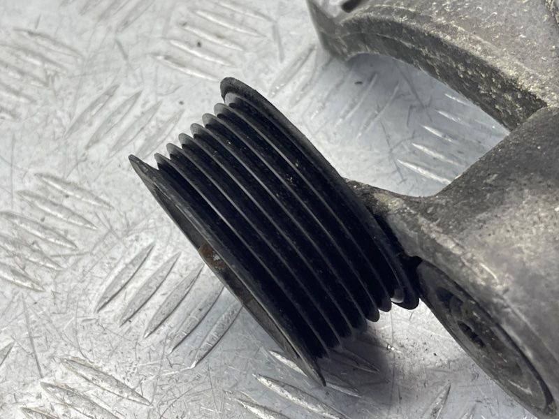 Кронштейн генератора 06E903143D Audi Q7