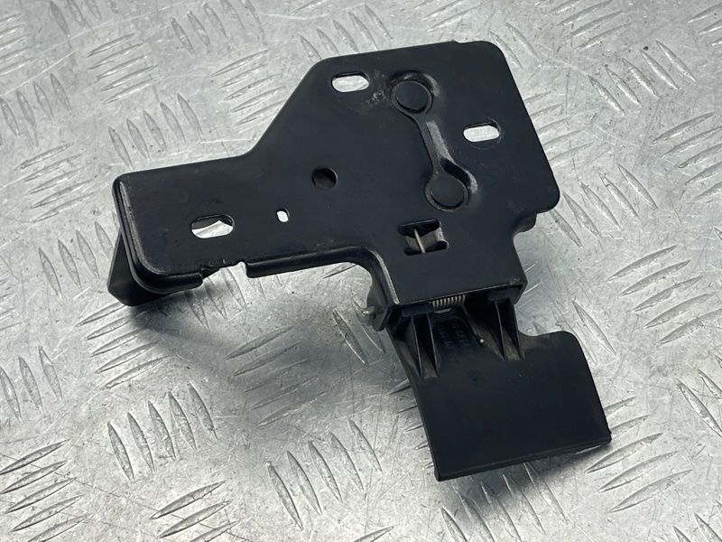 Стопорний гак капоту 4L0823480A Audi Q7 Audi Q7
