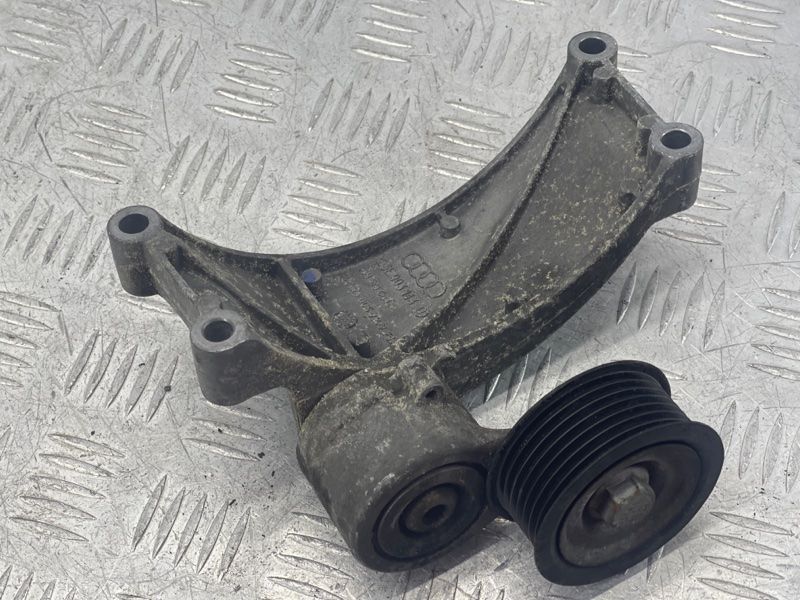 Кронштейн генератора 06E903143D Audi Q7