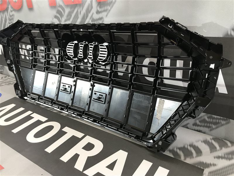 Решітка радіатора Audi Q3