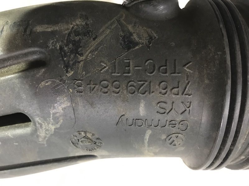 Патрубок повітряного фільтра 7P6129684B Volkswagen Touareg