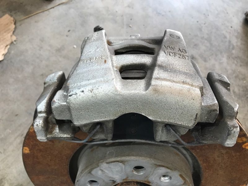 Суппорт тормозной 5N0615124 Volkswagen Tiguan