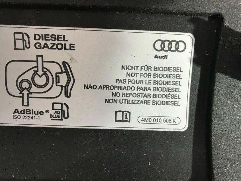 Корпус лючка кришки паливного бака в зборі 4M0010508K Audi Q7