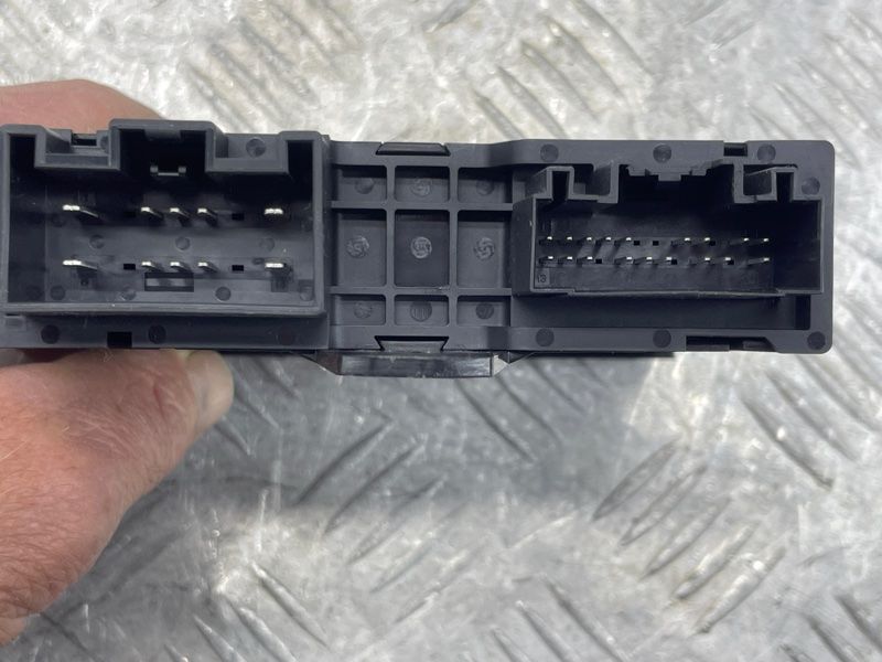 Блок керування дверей 32357501 Polestar 2
