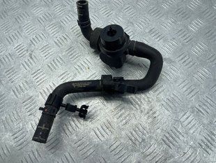 Шланг ОЖ с клапаном 7P6122157E Volkswagen Touareg