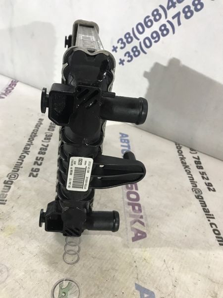 Радіатор охолодження двигуна додатковий 8K0121212B Audi A6
