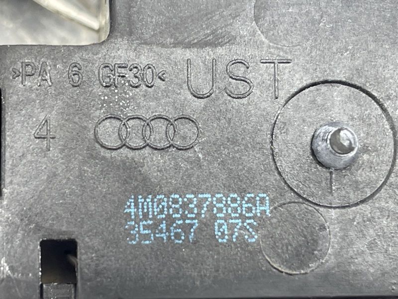 Кронштейн ручки 4M0837886A Audi Q7