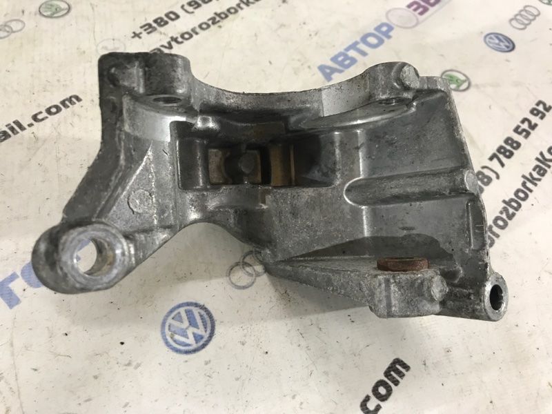 Кронштейн насоса гидроусилителя руля 06E145393G Audi Q7
