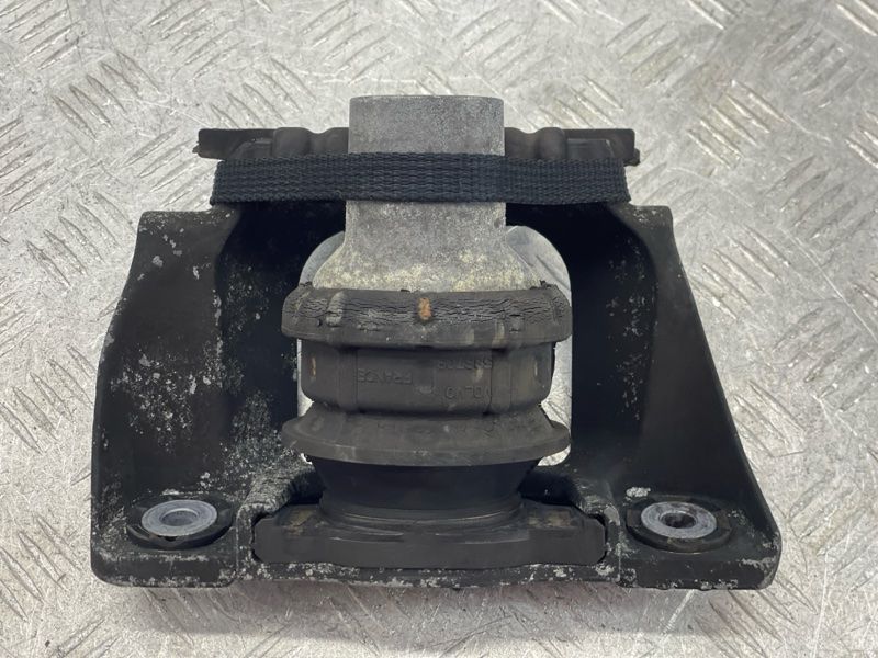 Опора двигуна 31330588 Volvo XC90