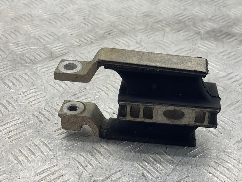 Опора двигуна ліва 31330594 Volvo XC90 Volvo S60, Volvo S90, Volvo V60, Volvo V60 Cross Country, Volvo V90, Volvo V90 Cross Country, Volvo XC60, Volvo XC90