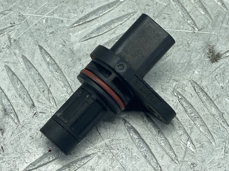 Датчик положения коленвала 06H906433C Audi A6