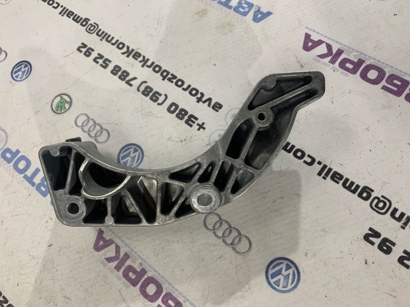 Кронштейн компресора кондиціонеру 31401869 Volvo XC60 Volvo S60, Volvo S60 Cross Country, Volvo S80, Volvo S90, Volvo V60, Volvo V60 Cross Country, Volvo V90, Volvo V90 Cross Country, Volvo XC40, Volvo XC60, Volvo XC70, Volvo XC90