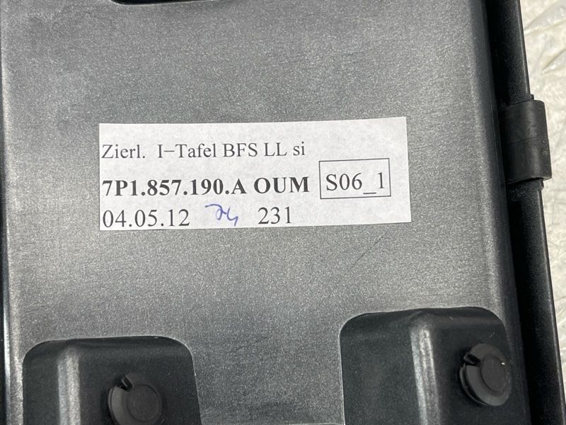 Накладка торпедо 7P1857190AOUM Volkswagen Touareg