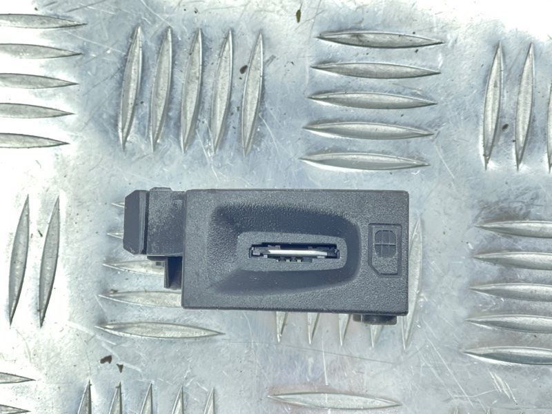 Блок SIM карти 31324668 Volvo XC90 Volvo S60, Volvo S60 Cross Country, Volvo S80, Volvo S90, Volvo V60, Volvo V60 Cross Country, Volvo V90, Volvo V90 Cross Country, Volvo XC40, Volvo XC40 Recharge, Volvo XC60, Volvo XC70, Volvo XC90