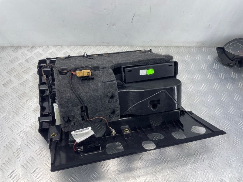 Бардачок / Вещевой ящик 4G1880302B Audi A7