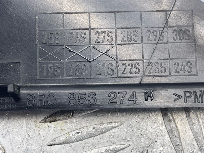 Уголок 8R0853274 Audi Q5