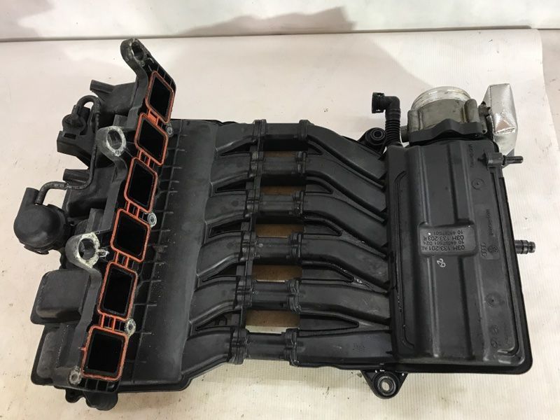 Колектор впускний 03H133201AE Volkswagen Touareg