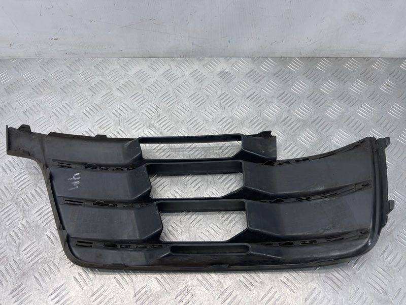 Решітка повітрозабірника бампера s-line під радар 4M0807681DGXE Audi Q7