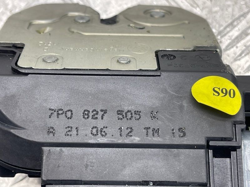 Замок крышки багажника 7P0827505K Volkswagen Touareg