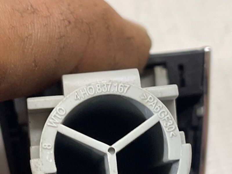 Колпачок ручки двери c хромированой накладкой 4H0837880C Audi A6