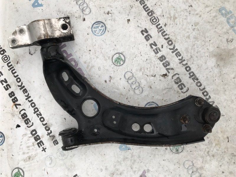 Важіль передньої підвіски поперечний нижній 5N0407152 Volkswagen CC