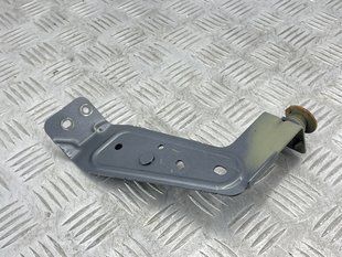 Кронштейн крила 31371008 Volvo XC90