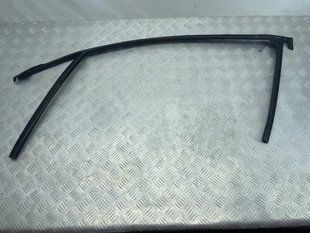 Направляющая стекла двери 8U0837440 Audi Q3
