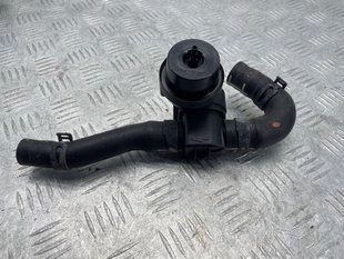 Шланг ОЖ с клапаном 7P0122049B Volkswagen Touareg