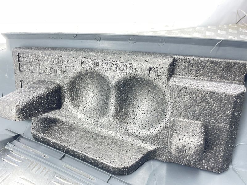Облицювання стійки 8R0867768B Audi Q5