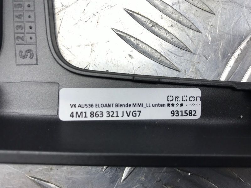 Декоративна накладка центральної консолі 4M1863321JVG7 Audi Q7