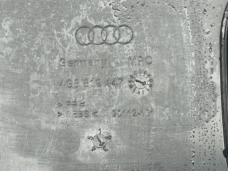 Водовідвідний щиток Audi A6