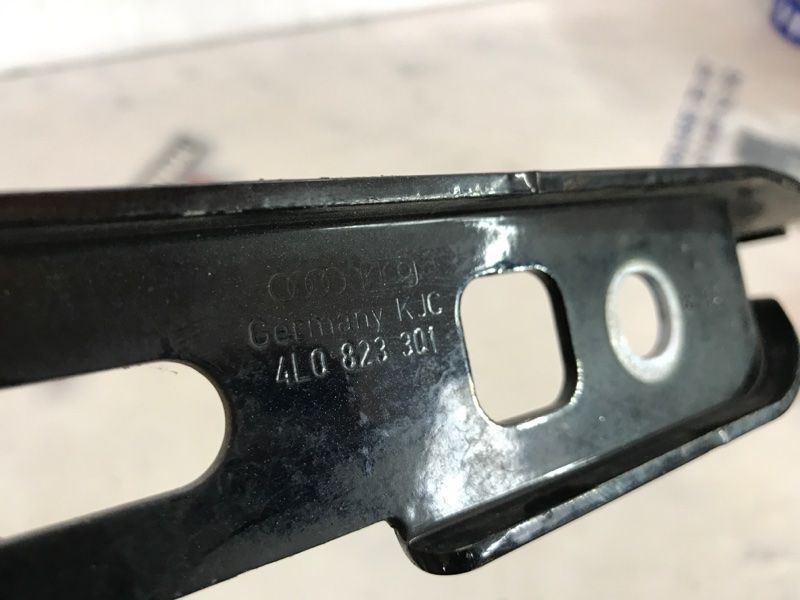 Петля капота 4L0823301 Audi Q7