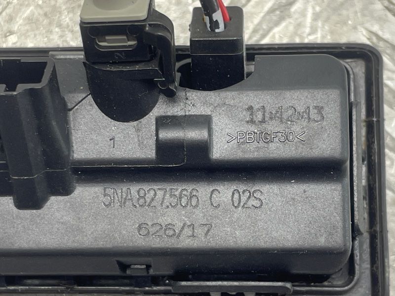 Кнопка замка кришки багажника з камерою 5NA827566C Volkswagen Tiguan