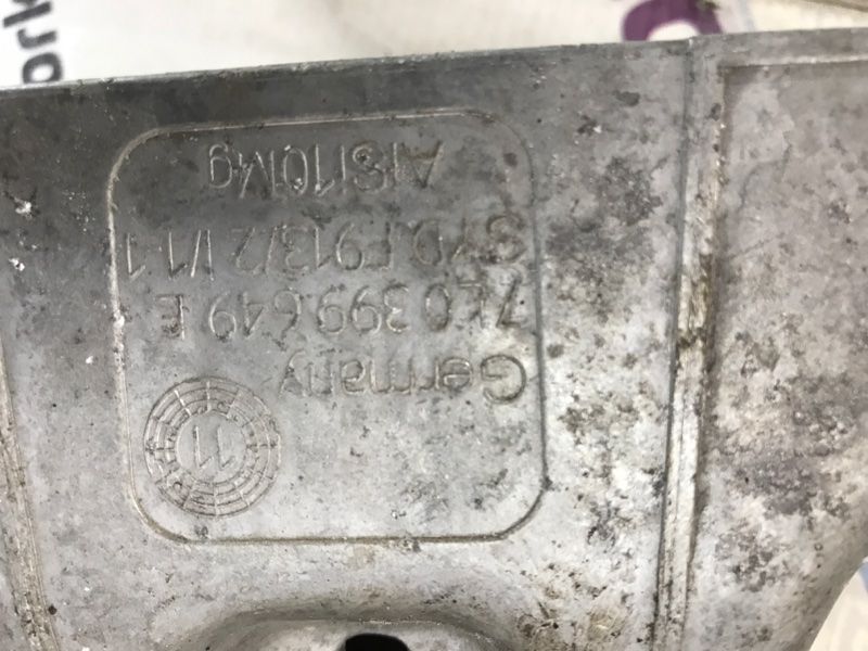 Кронштейн коробки АКПП / траверса / опора 7L0399649E Audi Q7
