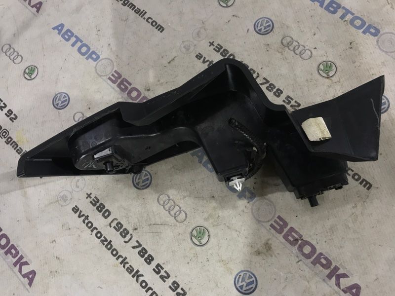 Кронштейн заднього бампера DS7317E851AB Ford Fusion