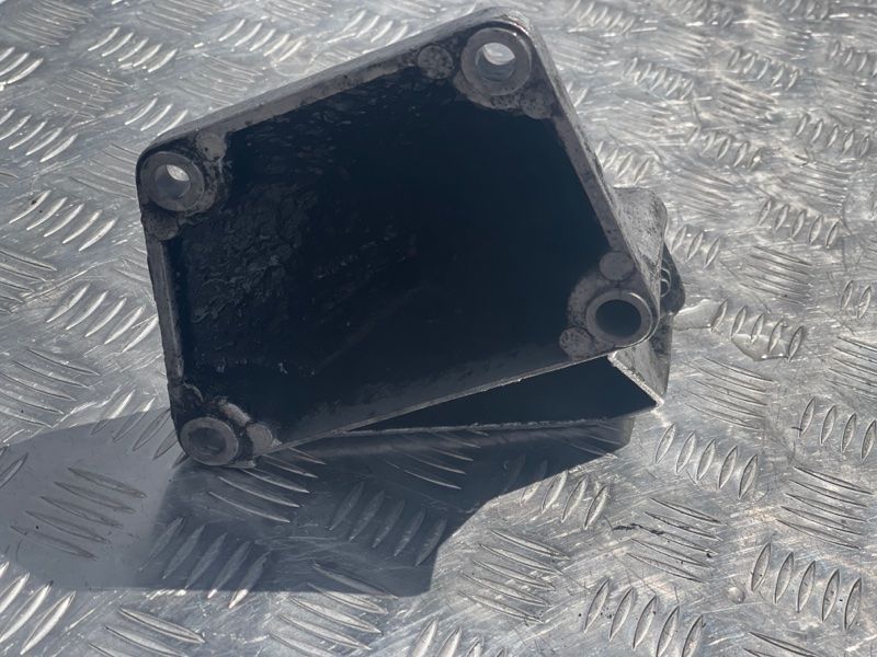 Кронштейн подушки двигуна 4B0199307C Audi A6