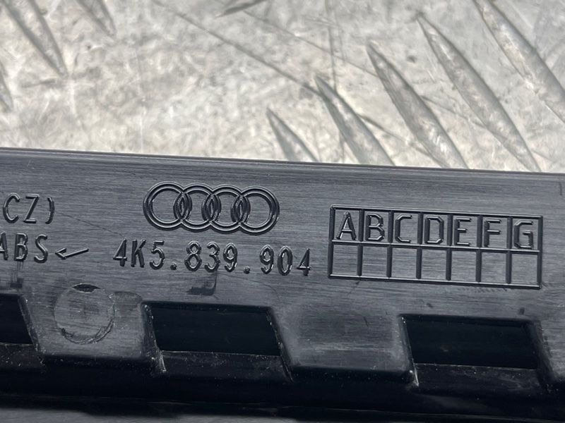 Накладка дверей 4K5839904 Audi A6