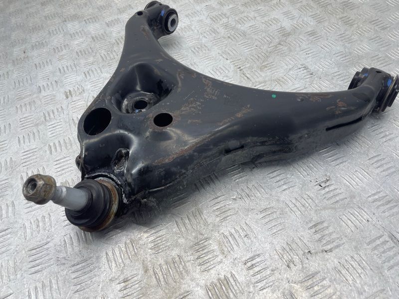 Важіль передньої підвіски нижній 23490292 Chevrolet Colorado