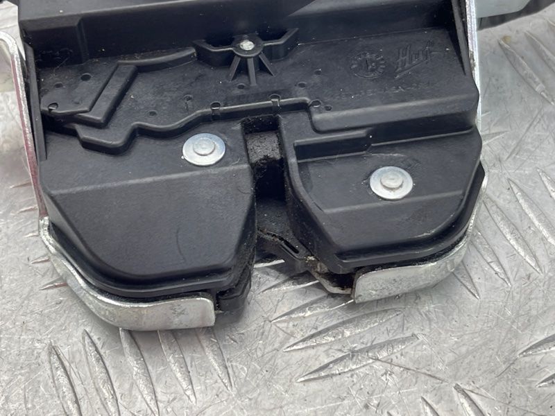 Замок крышки багажника Volkswagen Touareg