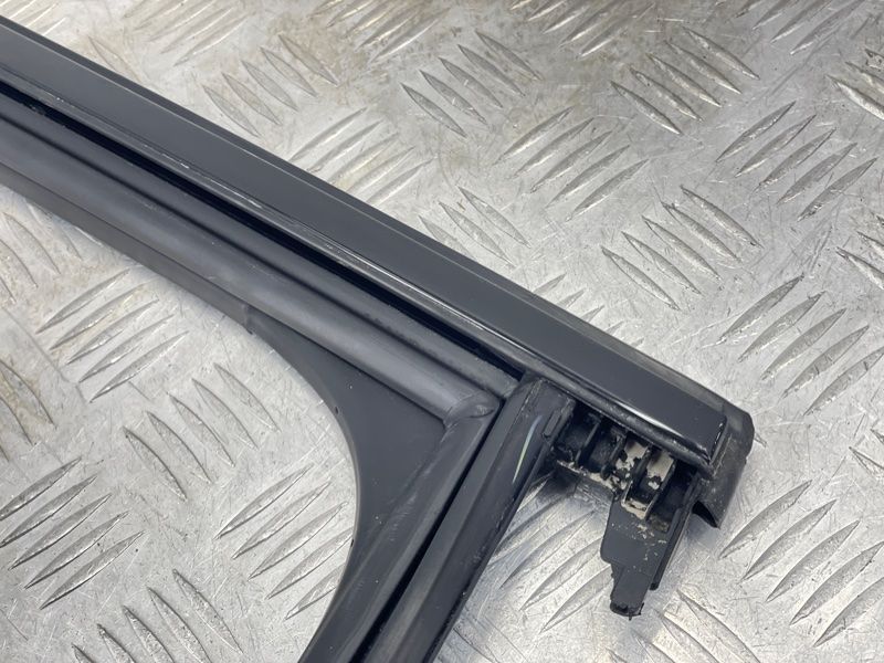 Направляющая стекла двери 80A839432C Audi Q5