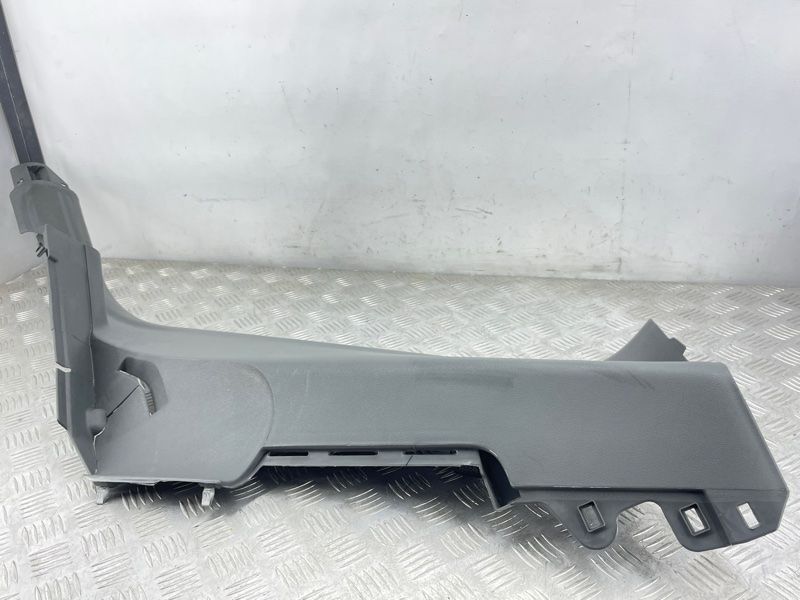 Облицювання стійки 8R0867768B Audi Q5