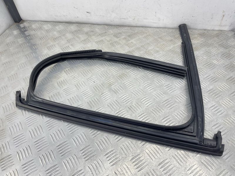 Направляющая стекла двери 80A839432C Audi Q5