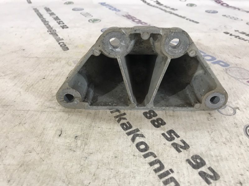 Кронштейн коробки АКПП / траверса / опора 7L0399649E Audi Q7