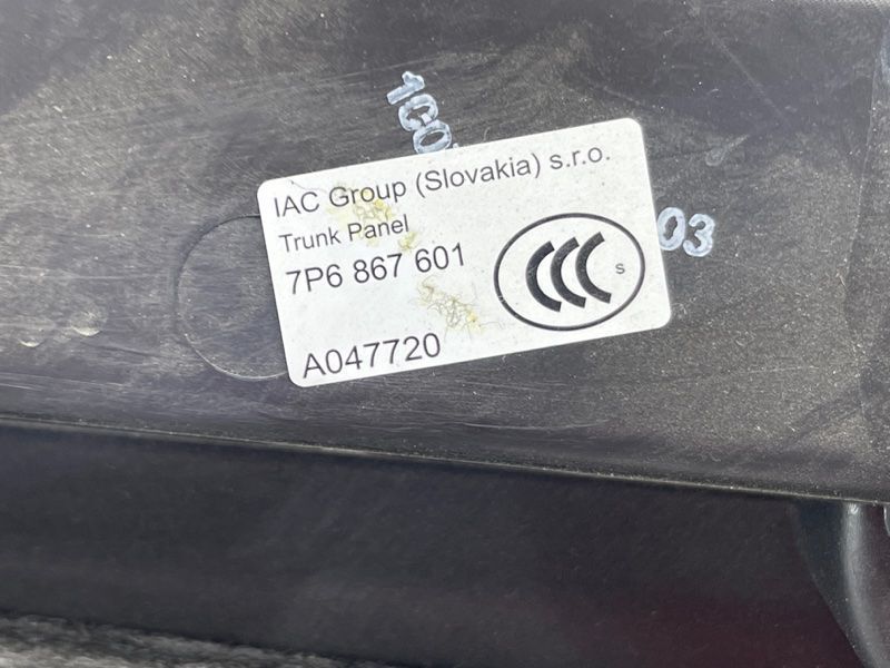 Обшивка задньої кришки Ляда 7P6867601 Volkswagen Touareg